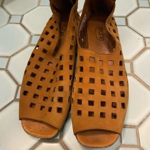 Women’s Arche Sandals, size 39